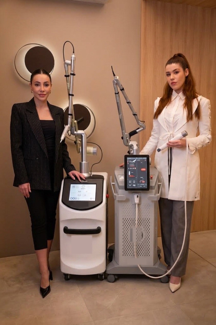 Brenda Terra Zimmer e Dra. Izabela Mello com os lasers de remoção de tatuagem da BTZ Med, em Novo Hamburgo